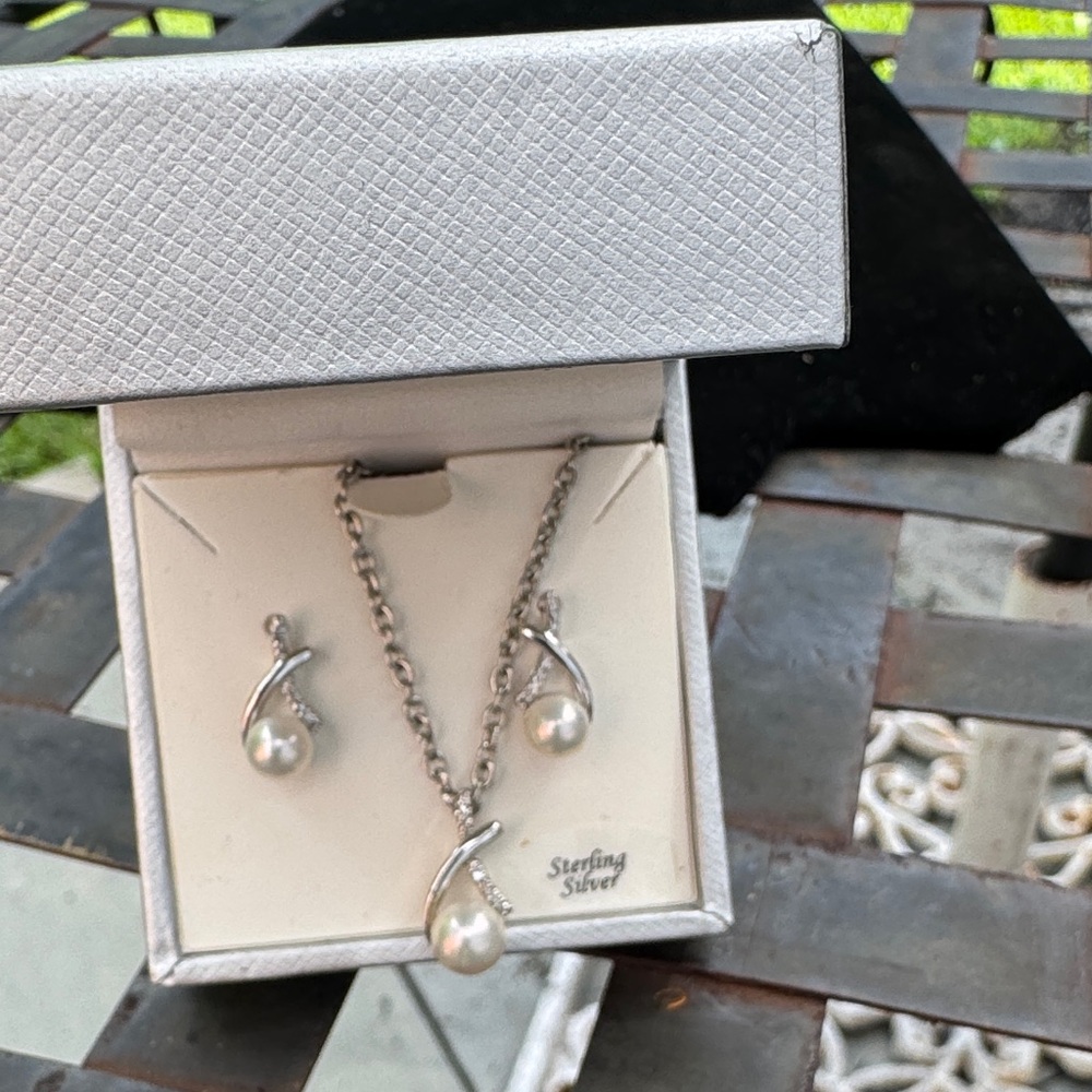 Earrings and necklace sterling Silver fresh water, diamond chips